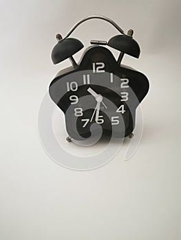 SettingÃ¢â¬â¹ anÃ¢â¬â¹ alarmÃ¢â¬â¹ withÃ¢â¬â¹ theÃ¢â¬â¹ clockÃ¢â¬â¹ isÃ¢â¬â¹ usefulÃ¢â¬â¹ toÃ¢â¬â¹ helpÃ¢â¬â¹ maintainÃ¢â¬â¹ aÃ¢â¬â¹ sleepÃ¢â¬â¹